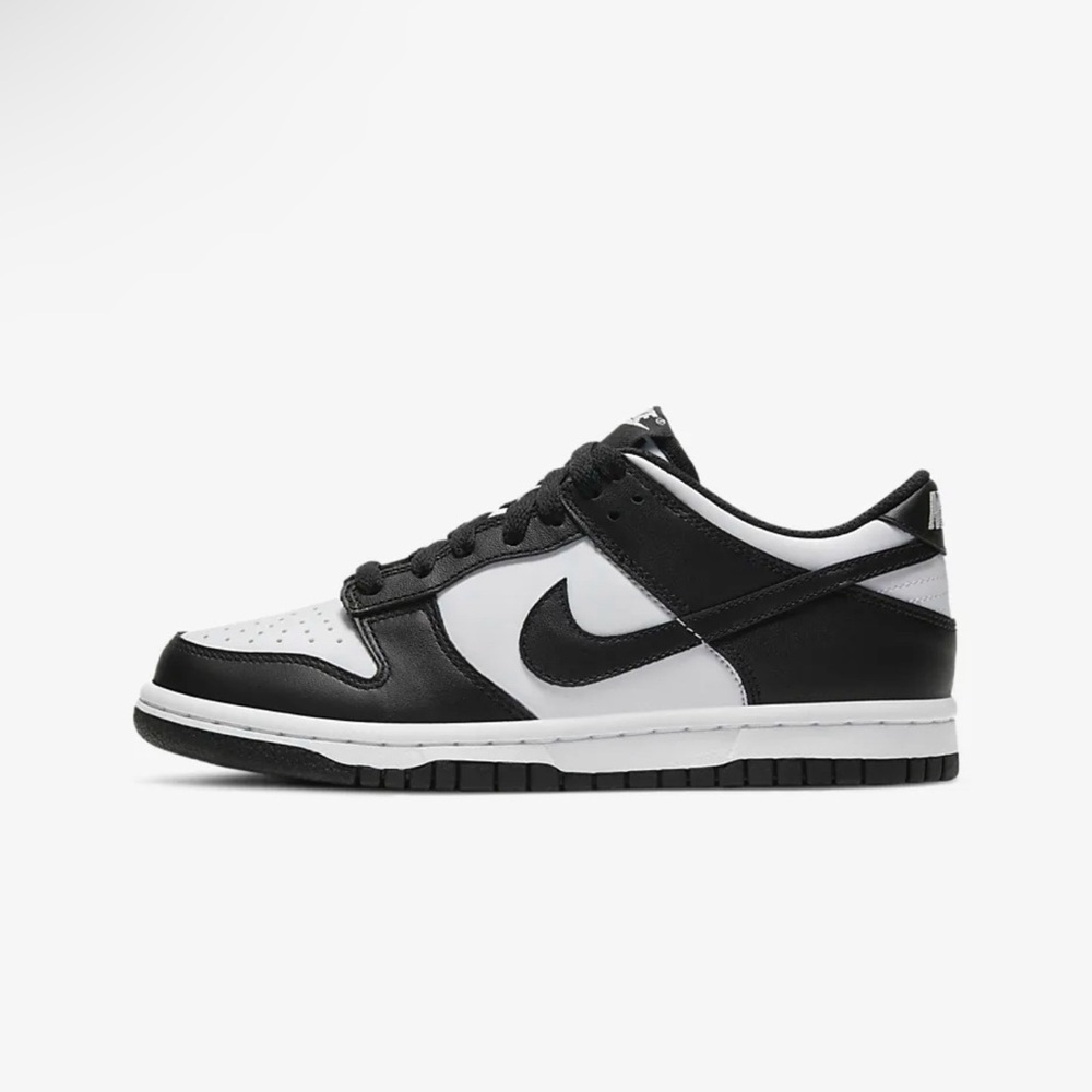 NIKE DUNK LOW - Black and White